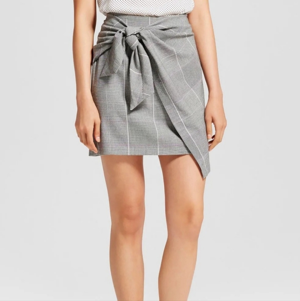 Gray Tie Front Skirt (Size 14)
